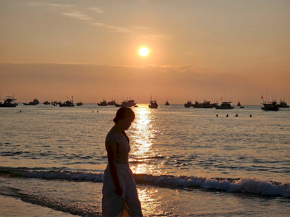 Bãi biển Mũi Né lúc bình minh